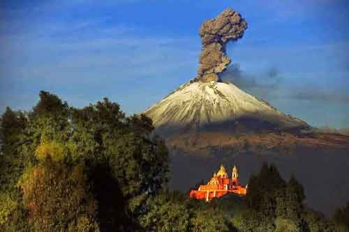 Nằm cách thành phố Mexico 70 km theo hướng đông nam, Popocatepetl (hay còn gọi là El Popo) là một trong những  núi lửa hoạt động mạnh nhất ở Mexico. Du khách sẽ mê mệt trước những tòa tu viện nằm bên sườn núi lửa được xây dựng hồi thế kỷ 16.